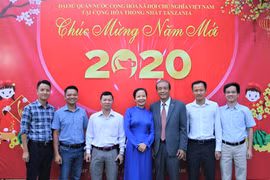 Đại sứ Việt Nam tại Tanzania Nguyễn Kim Doanh và lãnh đạo Công ty Halotel tại Tết Cộng đồng mừng Xuân Canh Tý 2020. (Ảnh: Đình Lượng/TTXVN)