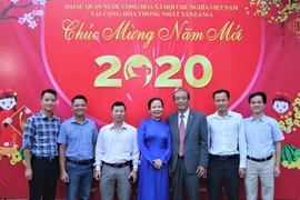 Đại sứ Việt Nam tại Tanzania Nguyễn Kim Doanh và lãnh đạo Công ty Halotel tại Tết Cộng đồng mừng Xuân Canh Tý 2020. (Ảnh: Đình Lượng/TTXVN)