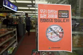 Biển thông báo "Chúng tôi không bán hàng hóa Nhật bản" được treo tại một cửa hàng ở Seoul, Hàn Quốc ngày 17/7/2019. (Ảnh: AFP/TTXVN)