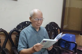 Giáo sư-Tiến sỹ-Nghệ sỹ Nhân dân Lê Ngọc Canh với cuốn sách mới xuất bản về nghệ thuật múa. (Ảnh: Đinh Thuận/TTXVN)