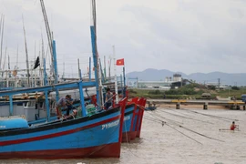 Ngư dân Phú Yên neo đậu tàu thuyền tại cảng cá Đông Tác, phường Phú Đông thành phố Tuy Hòa tránh bão. (Ảnh: Phạm Cường/TTXVN)