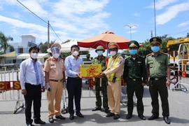 Đại diện Ủy ban MTTQVN thành phố Đà Nẵng đến trao tặng các thiết bị hỗ trợ phòng chống dịch và nhu yếu phẩm cho các chốt phòng chống dịch tại các cửa ngõ ra vào trên địa bàn Đà Nẵng, ngày 26/8/2020. (Ảnh: Trần Lê Lâm/TTXVN)