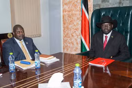Tổng thống Nam Sudan Salva Kiir (phải) và thủ lĩnh phe đối lập Riek Machar (trái) tại cuộc gặp ở Juba ngày 9/9/2019. (Ảnh: AFP/TTXVN)