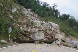 Một vị trí sạt lở với hàng ngàn tấn đất đá đổ từ trên cao xuống. Hiện các tuyến đường bị sạt lở trên địa bàn Kon Tum đã được thông tuyến. (Ảnh: Dư Toán/TTXVN)