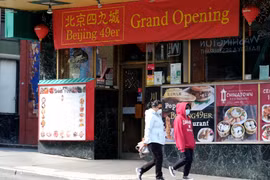 Người dân đeo khẩu trang phòng tránh lây nhiễm COVID-19 tại San Francisco, California, Mỹ, ngày 20/3/2020. (Ảnh: THX/TTXVN)