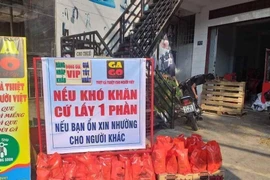 Một địa chỉ hỗ trợ nhu yếu phẩm cho người dân tại 217 Lê Duẩn, thành phố Buôn Ma Thuột, Đắk Lắk. (Ảnh: Hoài Thu/TTXVN)
