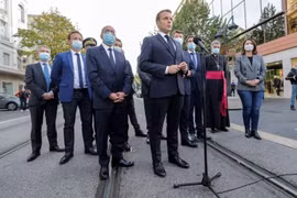 Tổng thống Pháp Emmanuel Macron phát biểu tại thành phố Nice, nơi xảy ra vụ tấn công bằng dao khiến 3 người thiệt mạng ngày 29/10/2020. (Ảnh: AP/TTXVN)