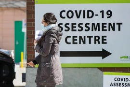 Một người dân đi qua Trung tâm xét nghiệm COVID-19 tại bệnh viện ở Toronto, Canada, ngày 9/4/2020. (Ảnh: THX/TTXVN)