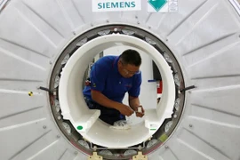 Một nhân viên làm việc trên một máy chụp ảnh cộng hưởng từ tại một dây chuyền sản xuất của Siemens Healthineers ở Thâm Quyến, Trung Quốc ngày 25/5/2018. (Nguồn: Reuters)