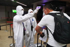 Kiểm tra thân nhiệt phòng lây nhiễm COVID-19 tại sân bay quốc tế Phnom Penh, Campuchia, ngày 2/9/2020. (Ảnh: THX/TTXVN)