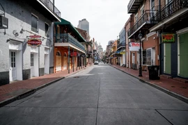 Các cửa hàng đóng cửa do dịch COVID-19 tại New Orleans, bang Louisiana, Mỹ ngày 23/4/2020. (Ảnh: AFP/TTXVN)