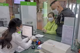 Khách hàng giao dịch tại hội sở chính Vietcombank, 198 Trần Quang Khải, Hà Nội. (Ảnh: Trần Việt/TTXVN)