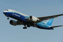 Máy bay 787 Dreamliner của hãng Boeing thực hiện chuyến bay thử nghiệm tại nhà máy ở Everett, bang Washington, Mỹ, ngày 20/3/2011. (Ảnh: AFP/TTXVN)
