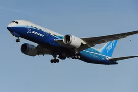 Máy bay 787 Dreamliner của hãng Boeing thực hiện chuyến bay thử nghiệm tại nhà máy ở Everett, bang Washington, Mỹ, ngày 20/3/2011. (Ảnh: AFP/TTXVN)