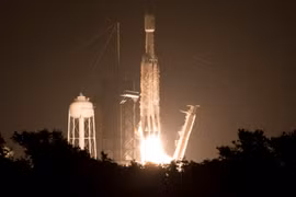 Tên lửa đẩy Falcon Heavy mang theo 24 vệ tinh rời bệ phóng tại Trung tâm Vũ trụ Kennedy thuộc Cơ quan Hàng không Vũ trụ Mỹ (NASA) ở bang Florida ngày 25/6/2019. (Ảnh: AFP/TTXVN)