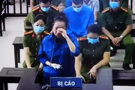 Bị cáo Nguyễn Thị Dương (vợ Đường Nhuệ), cầm đầu nhóm đối tượng chuyên thu tiền trên xác người chết tại Thái Bình. (Ảnh: Thế Duyệt/TTXVN)