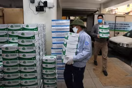 Hơn 20.000 sản phẩm sữa đã được Vinamilk gửi tặng đến các cán bộ, nhân viên, chuyên viên của Viện Vệ sinh dịch tễ Trung ương đang hàng ngày chiến đấu với dịch Covid-19. (Ảnh: PV/Vietnam+)