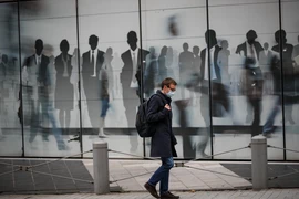 Người dân đeo khẩu trang phòng lây nhiễm COVID-19 tại Brussels, Bỉ. (Ảnh: THX/TTXVN)