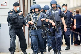 Cảnh sát Áo tuần tra trên đường phố ở thủ đô Vienna. (Ảnh: THX/TTXVN)