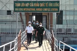 Lực lượng Biên phòng và Kiểm dịch y tế ra quân phối hợp kiểm tra phòng chống dịch bệnh nCoV tại Cửa khẩu Quốc tế Vĩnh Xương, thị xã Tân Châu, An Giang. (Ảnh: Thanh Sang/TTXVN)