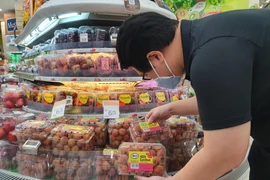 Những trái vải thiều Việt Nam chinh phục khách hàng Singapore. (Ảnh: Lê Dương/Vietnam+)