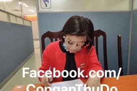 Công an TP. Hà Nội làm việc với đối tượng đăng tải thông tin sai sự thật trên mạng xã hội. (Ảnh: TTXVN phát)
