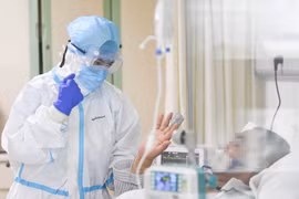 Nhân viên y tế điều trị cho bệnh nhân nhiễm virus corona chủng mới tại bệnh viện ở Trùng Khánh, Trung Quốc, ngày 2/2/2020. (Ảnh: THX/TTXVN)