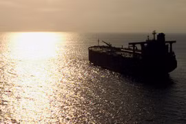 Tàu chở dầu đi qua eo biển Bab al-Mandeb ở Biển Đỏ. (Nguồn: Reuters)