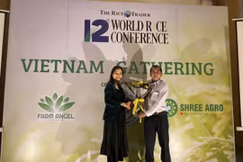 Anh hùng Lao động-Kỹ sư Hồ Quang Cua, cha đẻ gạo ST25, nhận hoa chúc mừng từ ban tổ chức. (Ảnh: VFA cung cấp)