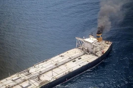 Tàu chở dầu MT New Diamond bốc cháy cách ngoài khơi bờ biển phía Đông Sri Lanka khoảng 60km ngày 3/9/2020. (Ảnh: AFP/TTXVN)