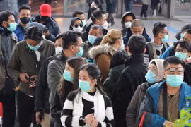 Khách du lịch đeo khẩu trang để phòng tránh lây nhiễm COVID-19 tại nhà ga tàu hỏa ở Seoul, Hàn Quốc, ngày 21/2/2020. (Ảnh: Yonhap/TTXVN)