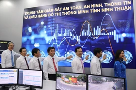 Nghi thức nhấn nút khai trương Trung tâm giám sát, điều hành đô thị thông minh tỉnh Ninh Thuận. (Ảnh: Nguyễn Thành/TTXVN)