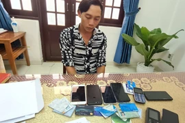 Đối tượng Phúc cùng tang vật. (Ảnh: TTXVN phát)