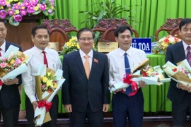 Chủ tịch UBND thành phố Cần Thơ Trần Việt Trường (giữa) chúc mừng các ông Nguyễn Xuân Hải, Nguyễn Ngọc Hè, Nguyễn Văn Hồng, Nguyễn Thực Hiện (từ phải qua) được bầu giữ các chức danh Phó Chủ tịch HĐND, Phó Chủ tịch UBND thành phố. (Ảnh: Thanh Liêm/TTXVN)