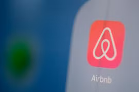 Biểu tượng nền tảng chia sẻ phòng và căn hộ Airbnb. (Ảnh: AFP/TTXVN)