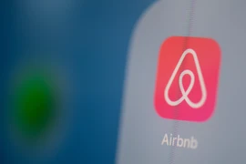 Biểu tượng nền tảng chia sẻ phòng và căn hộ Airbnb. (Ảnh: AFP/TTXVN)