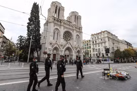 Cảnh sát tuần tra tại khu vực nhà thờ Notre Dame ở thành phố Nice, Pháp ngày 31/10/2020, hai ngày sau khi xảy ra vụ tấn công bằng dao. (Ảnh: AFP/TTXVN)