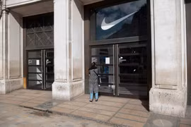 Một cửa hàng đóng cửa do dịch COVID-19 tại London, Anh ngày 16/3/2020. (Ảnh: THX/TTXVN)