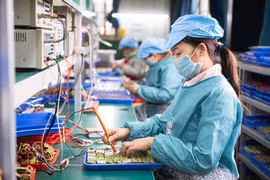 Công nhân kiểm tra linh kiện điện tử tại một nhà máy ở huyện Đào Viên, tỉnh Hồ Nam, Trung Quốc ngày 20/2/2020. (Ảnh: THX/TTXVN)