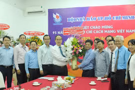 Bí thư Thành ủy Thành phố Hồ Chí Minh Nguyễn Thiện Nhân tặng hoa, chúc mừng Hội Nhà báo Thành phố Hồ Chí Minh. (Ảnh: Thu Hương/TTXVN)