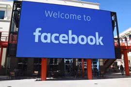 Bảng điện tử bên ngoài trụ sở Facebook ở Menlo Park, California, Mỹ. (Ảnh: AFP/TTXVN)