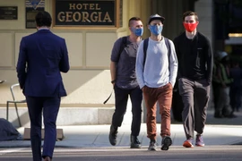 Người dân đeo khẩu trang phòng lây nhiễm COVID-19 tại Vancouver, Canada, ngày 22/9/2020. (Ảnh: THX/ TTXVN)