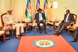 Tổng thống Nam Sudan Salva Kiir (giữa) và thủ lĩnh phe đối lập chính Riek Machar (phải) tại vòng đàm phán hòa bình ở Juba, Nam Sudan, ngày 16/12/2019. (Ảnh: AFP/TTXVN)