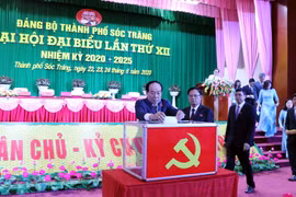 Đại hội Đảng bộ thành phố Sóc Trăng bầu trực tiếp Bí thư Thành ủy. (Ảnh: Trung Hiếu/TTXVN)