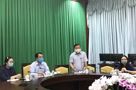 Ban Chỉ đạo phòng, chống dịch bệnh COVID-19 tỉnh Vĩnh Long tổ chức họp khẩn để bàn giải pháp triển khai công tác phòng, chống dịch COVID-19 khi trên địa bàn xuất hiện trường hợp người nhập cảnh trái phép. (Nguồn: Thúy Hằng/TTXVN) 