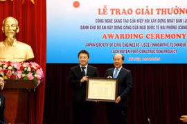 Hiệp hội xây dựng Nhật Bản (JSCE) trao Giải thưởng Công nghệ sáng tạo cho Dự án xây dựng Cảng Lạch Huyện. (Ảnh: VGP)