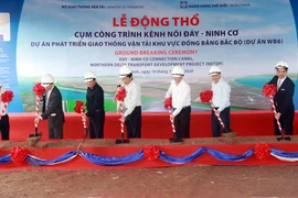 Lãnh đạo Bộ Giao thông Vận tải, tỉnh Nam Định và đại diện Ngân hàng Thế giới tại Việt Nam thực hiện nghi thức động thổ xây dựng cụm công trình kênh nối sông Đáy với sông Ninh Cơ. (Ảnh: Văn Đạt/TTXVN)