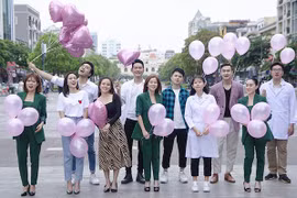 Êkíp thực hiên MV "Bao la những trái tim hồng." (Ảnh: Nghệ sỹ cung cấp)