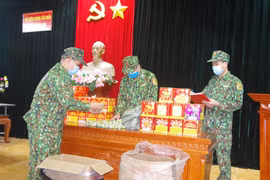 Lực lượng biên phòng kiểm kê số pháo nổ bị thu giữ. (Ảnh: Quang Duy/TTXVN)
