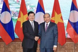 Thủ tướng Nguyễn Xuân Phúc và Thủ tướng Lào Thongloun Sisoulith. (Ảnh: Thống Nhất/TTXVN)
